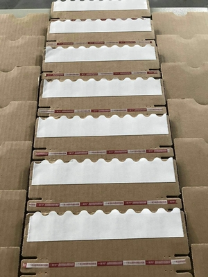 آلة لصق علب الكرتون الصغيرة ذات البصمة الصغيرة 380V AC 1300mm × 1050mm سهلة التشغيل